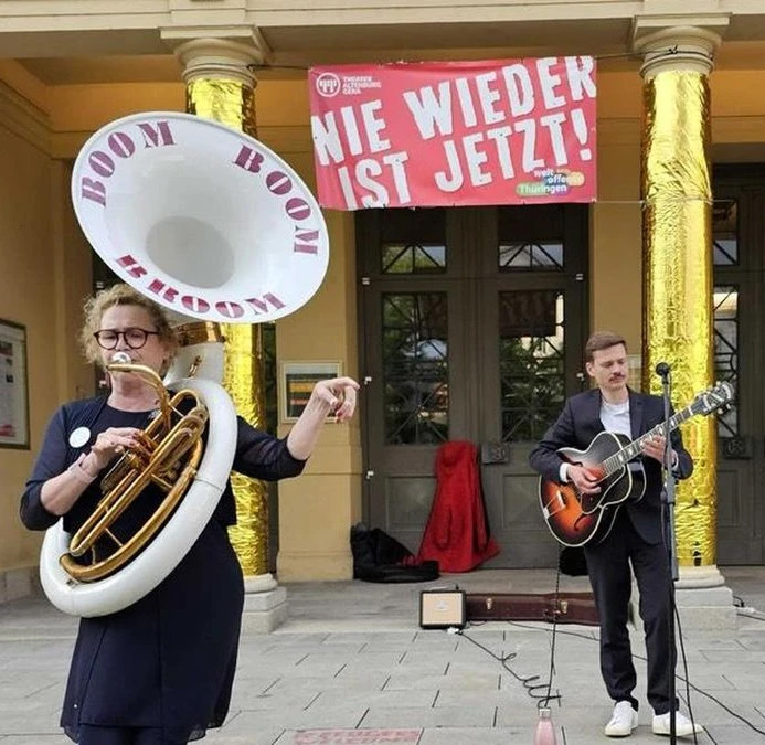 Heike Besen am Sousaphon und Julius an der Gitarre vor dem Theater Altenburg Gera.