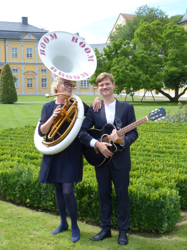 Heike Besen und Julius mit Sousaphon und Gitarre im Küchengarten vor dem gelben Schloss in Gera.